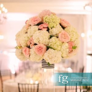 Centro de mesa con rosas y hortensias