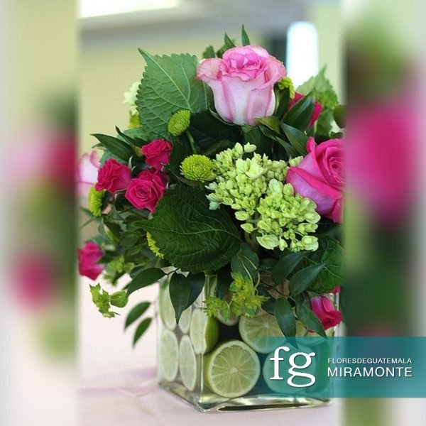 Centro de mesa mediano con rosas, hortensias y baby rose