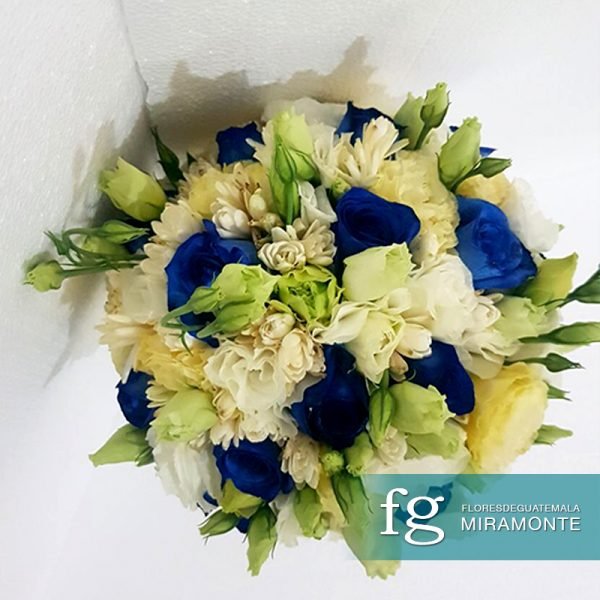 Bouquet rosas azules y blancas